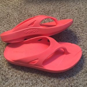 Women’s Oofos arch support thongs